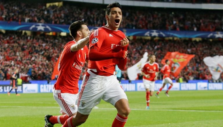 Raúl Jiménez festeja un gol con el Benfica