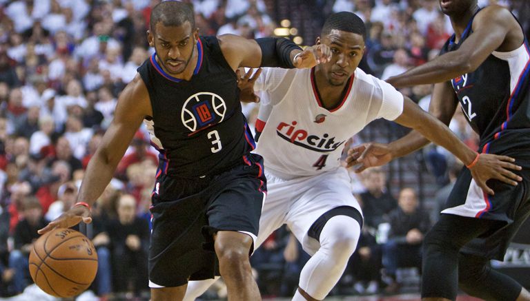 Chris Paul conduce el balón en juego contra Portland