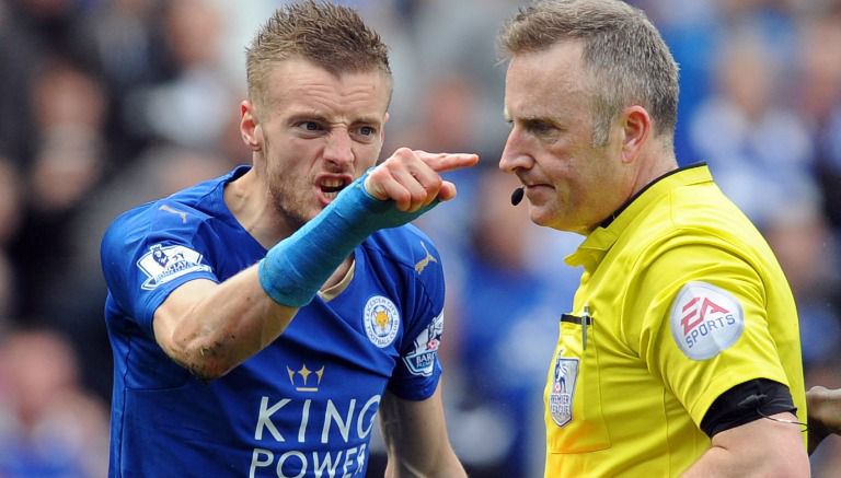 Vardy reclama al árbitro