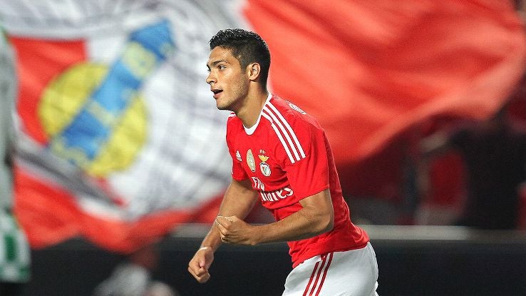 Raúl Jiménez celebra un gol con el Benfica