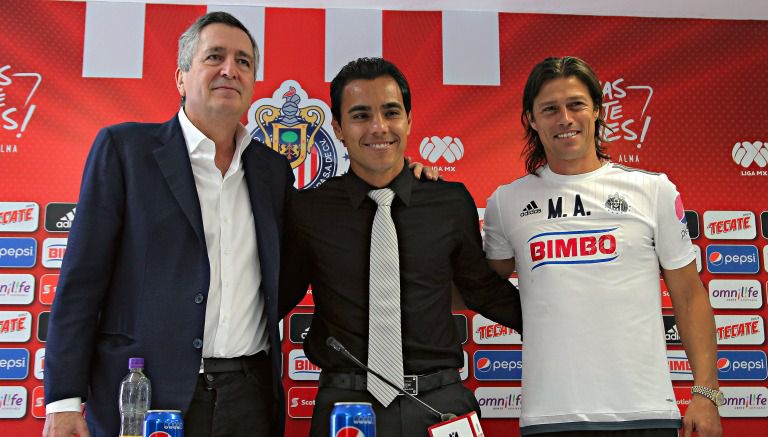 Vergara, Bravo y Almeyda posan durante conferencia de prensa