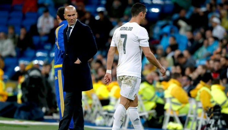 CR7 sale del campo ante la mirada de Zidane