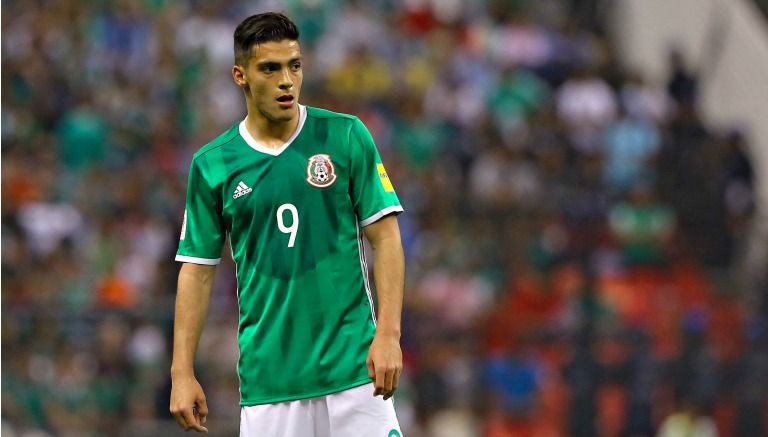 Raúl Jiménez, durante un partido con la Selección