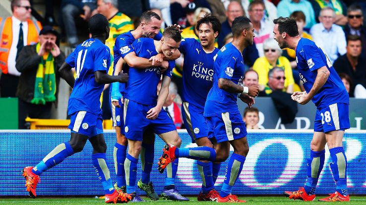 Jugadores de Leicester celebran un gol en la Premier