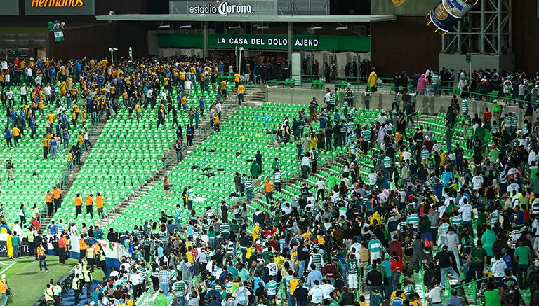 Afición de Tigres y Santos se enfrentan en el Estadio Corona