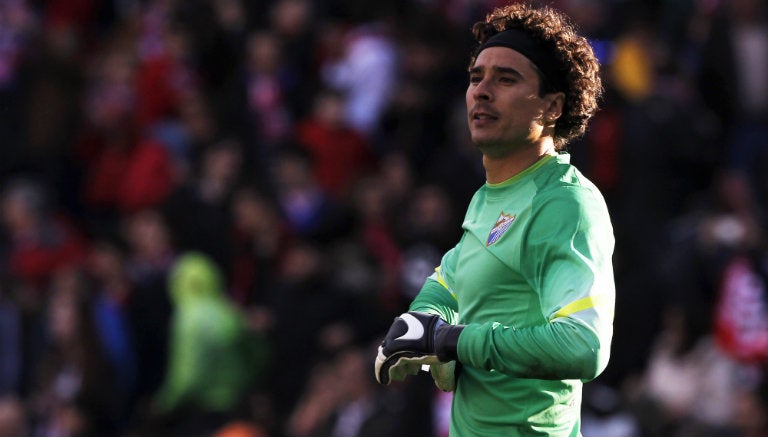 Guillermo Ochoa observa desarrollo de juego de Málaga