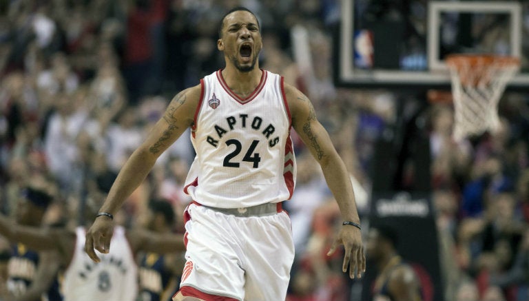 Norman Powell celebras tras una anotación de Raptors