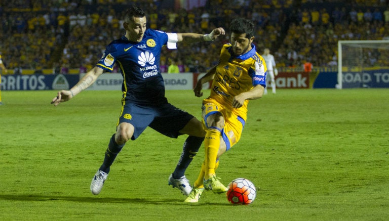 Sambueza y Damián pelean por el balón