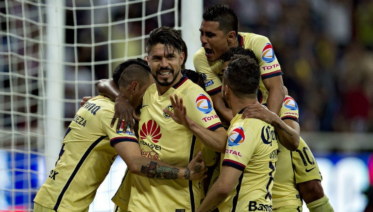 Oribe Peralta celebra un gol con América