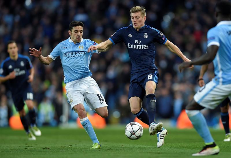 Kroos pelea el balón con Navas