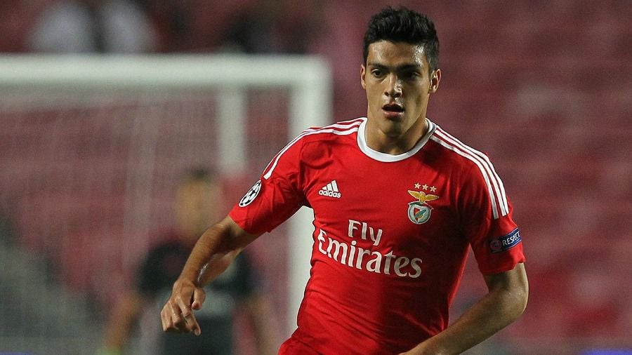 Raúl Jiménez, disputando un encuentro con el Benfica