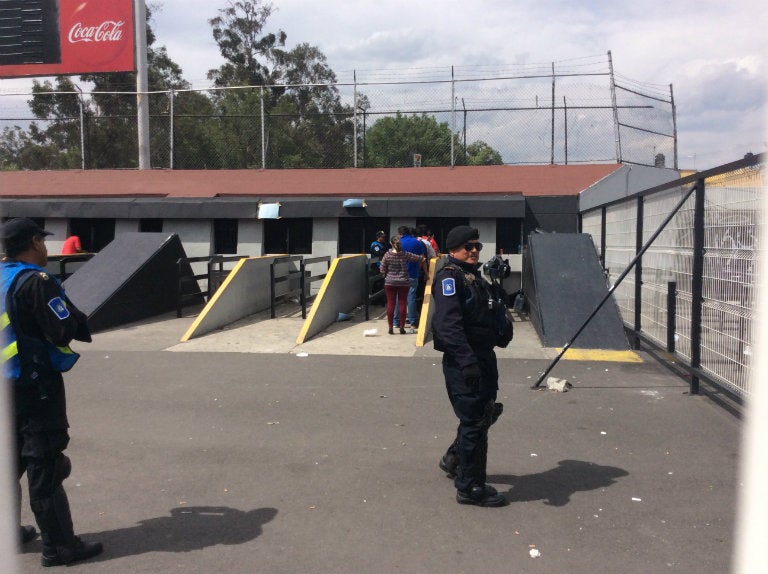 Policías resguardan la venta de boletos