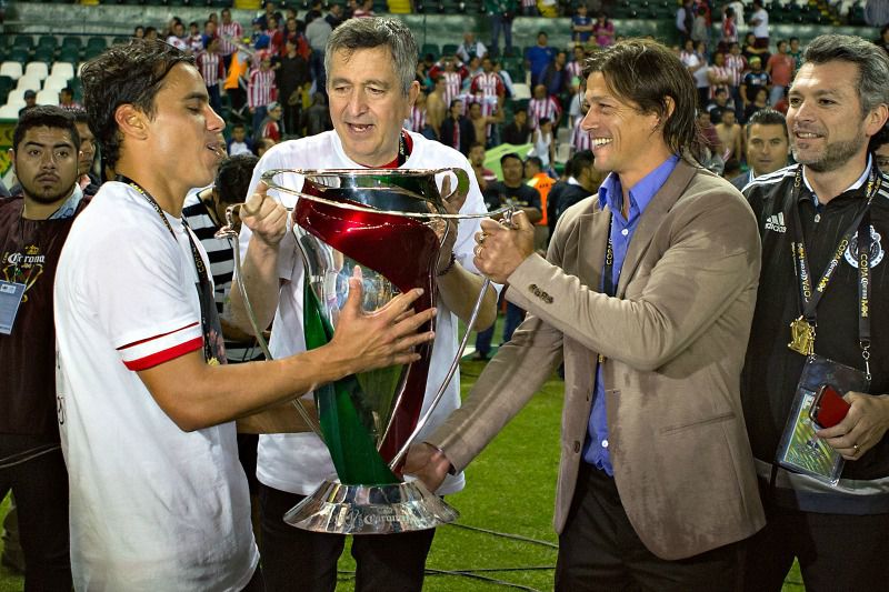 Rojiblancos celebran con el trofeo de la Copa MX