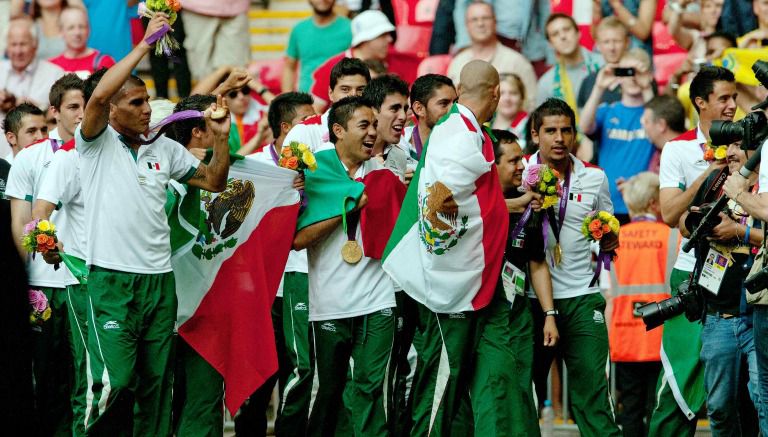 Jugadores mexicanos celebrando el oro conseguido en Londres 2012