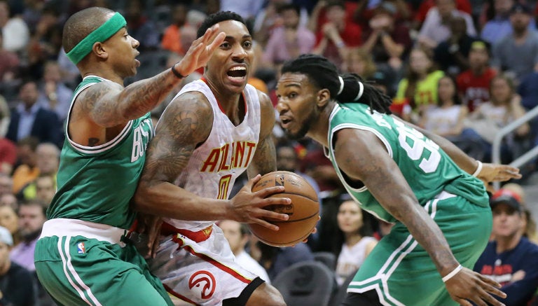 Jeff Teague elude marca de un par de jugadores de Celtics