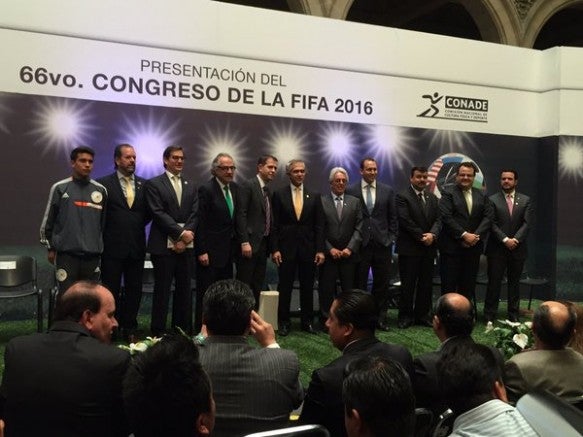 Mancera posa con directivos en la presentación del Congreso de FIFA