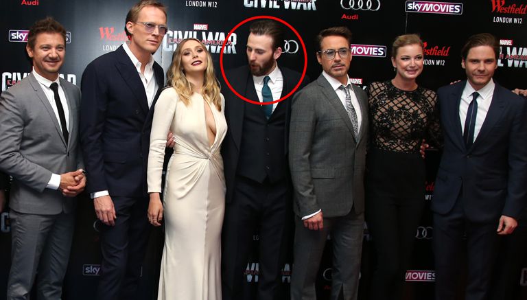 Chris Evans observa el escote de Elizabeth Olsen