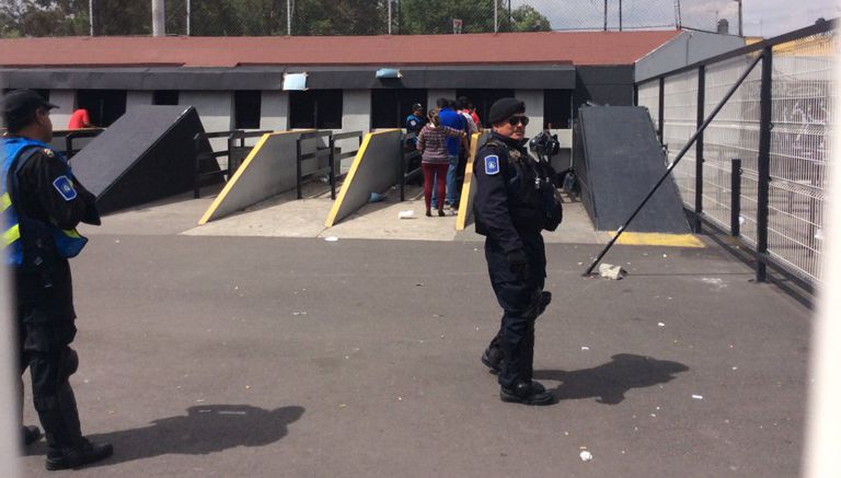 Aficionados compran boletos en la taquilla del Azteca