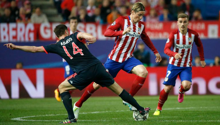 Fernando Torres disputa el balón contra Xabi Alonso