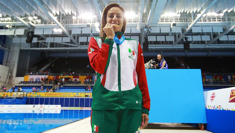 Paola presume la medalla que ganó en los Panamericanos de 2015