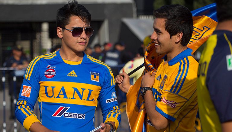 Aficionados de Tigres, antes de ingresar al Azteca