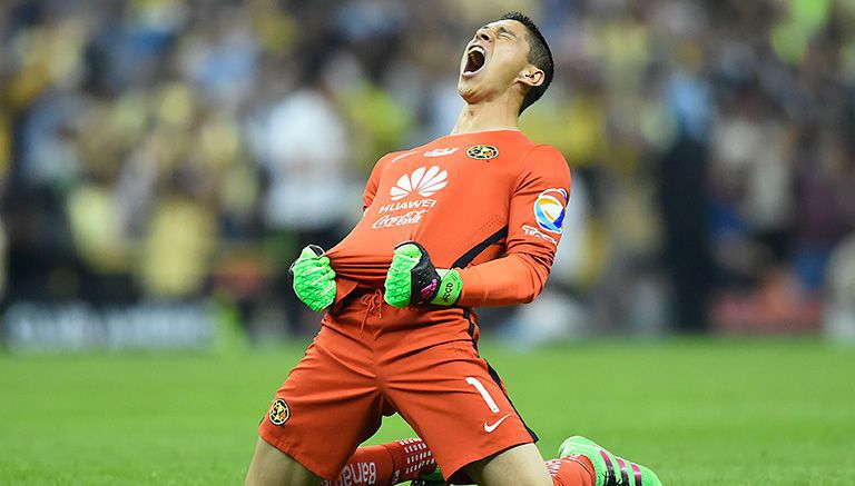 Hugo González celebra el gol de América