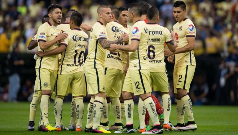 Los jugadores del América en el juego contra Tigres