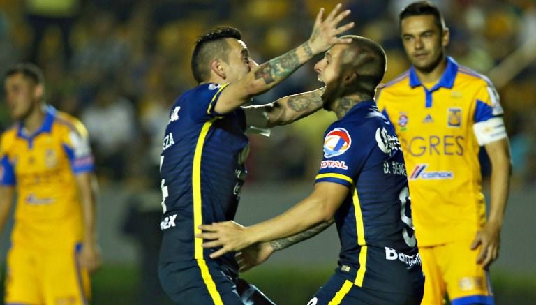 Sambueza celebra con Benedetto gol contra Tigres