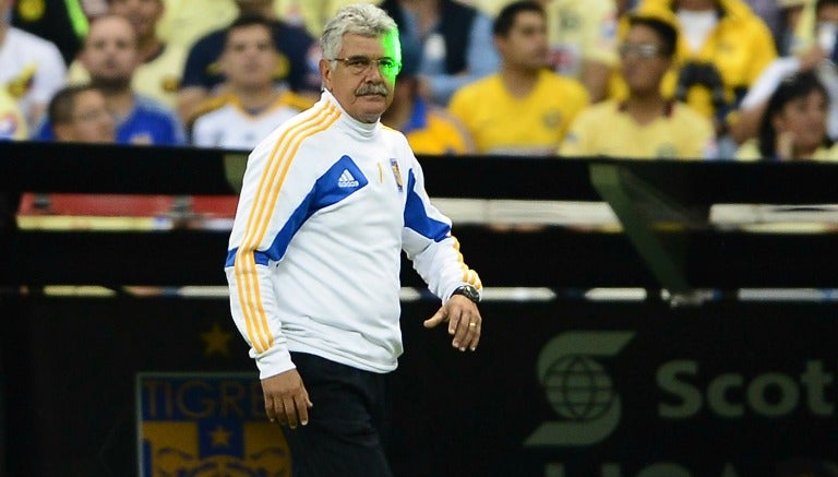 Tuca Ferretti observa el duelo contra América