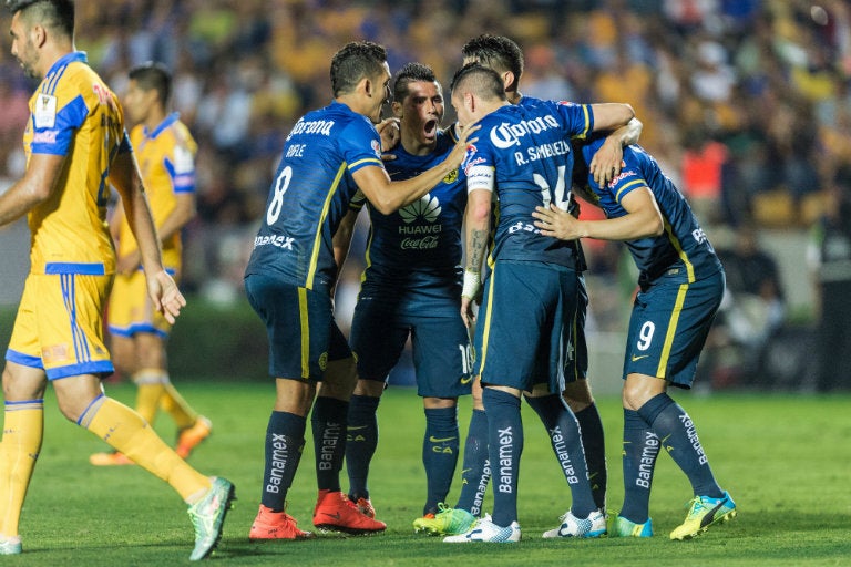 Futbolistas de América festejan anotación contra Tigres 