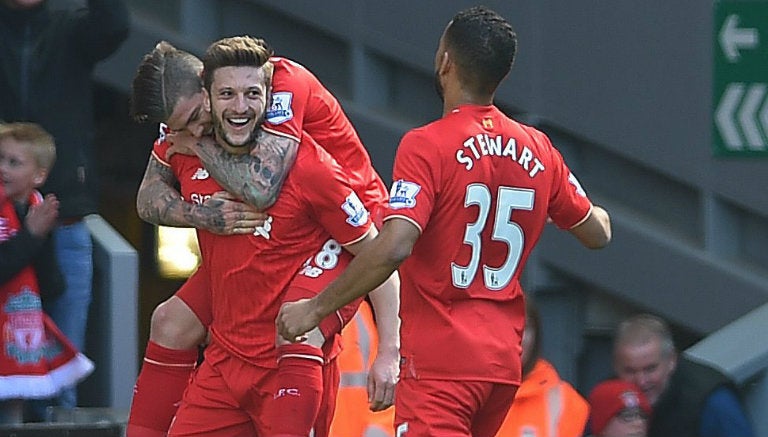 Jugadores de Liverpool celebran anotación