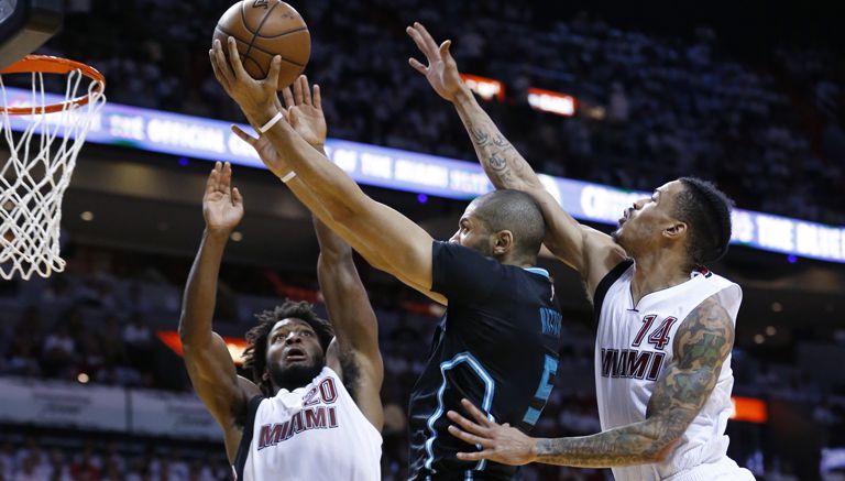 Nicolas Batum intenta un enceste contra Heat