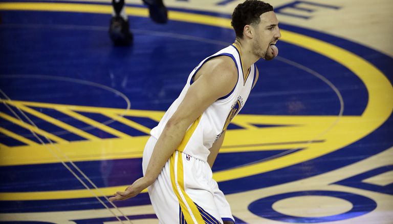 Klay Thompson celebra en el juego contra Rockets