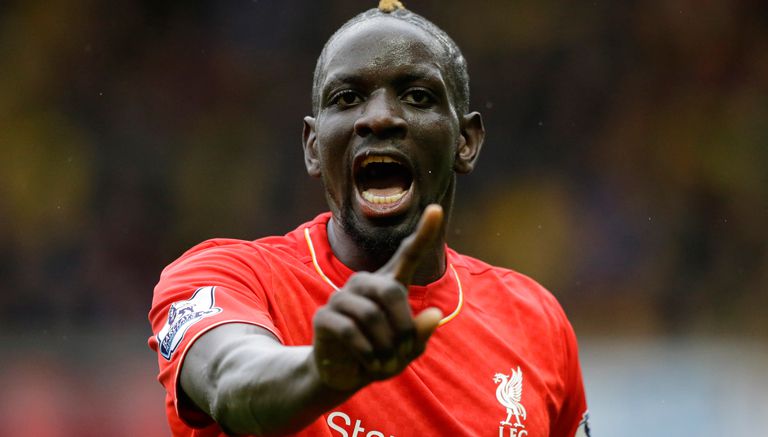 Mamadou Sakho reclama en partido del Liverpool