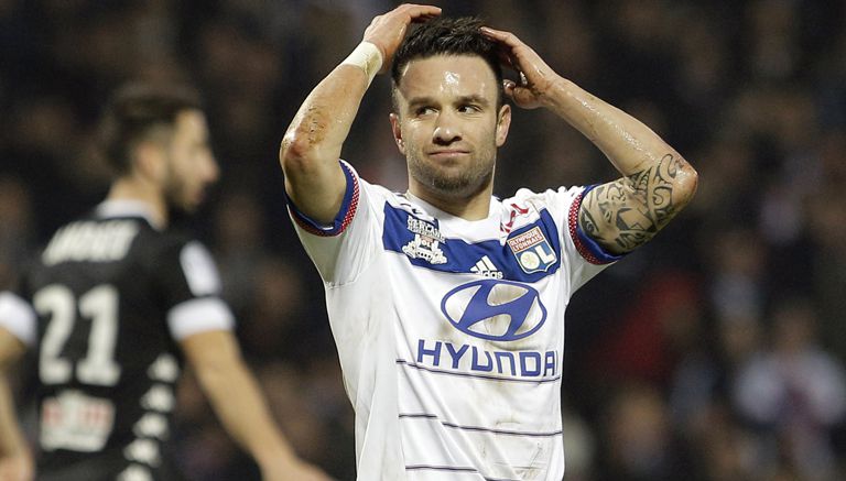 Valbuena se lamente en partido del Lyon