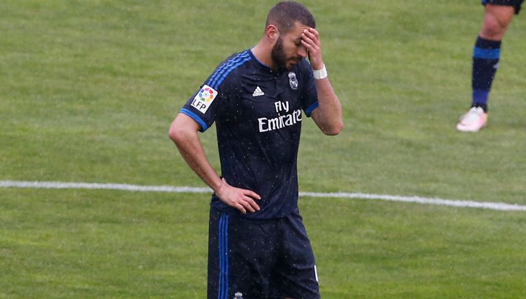 Karim Benzema se lamenta en partido con Real Madrid