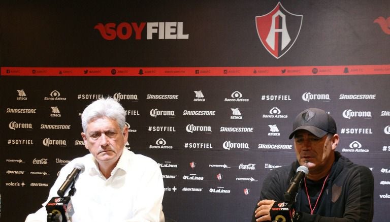 Alberto de la Torre, vicepresidente del Atlas, y el técnico Francisco Ramírez