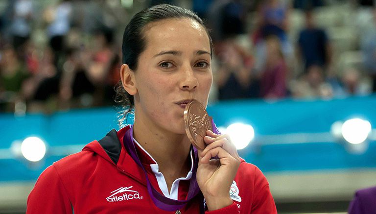 Laura Sánchez, besando la medalla que obtuvo en Londres 2012