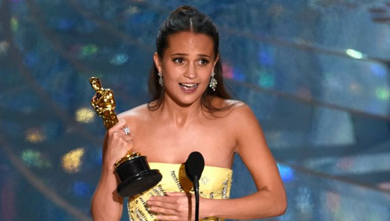 Alicia Vikander recibiendo su Oscar