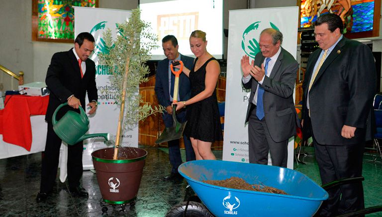 Juan Manuel Márquez y Zulina Muñoz, plantando un olivo durante el evento