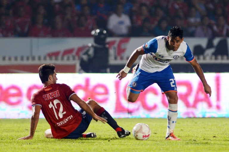 Jorge Benítez conduce balón contra Veracruz