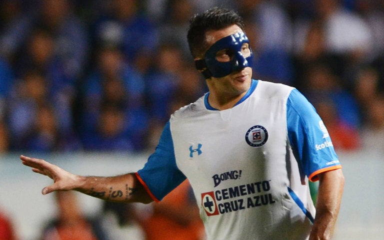 Chaco Giménez usa máscara tras fractura de pómulo