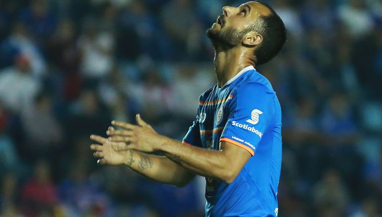 Víctor Vázquez se lamenta en juego con Cruz Azul