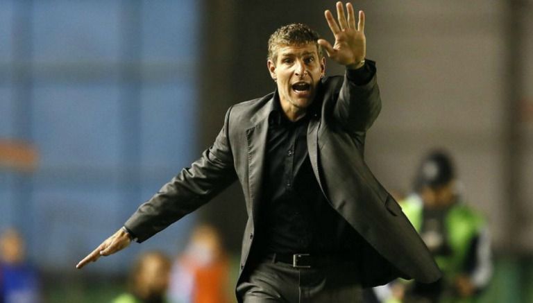 Martín Palermo da indicaciones a sus jugadores