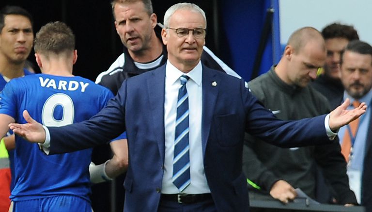 Ranieri sale del campo tras partido del Leicester