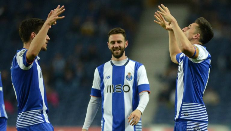 Miguel Layún y Héctor Herrera festejan un tanto del Porto