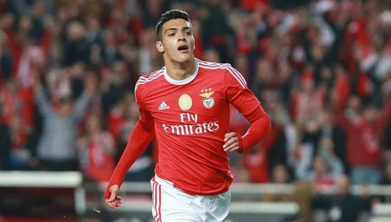 Raúl Jiménez en un partido de Benfica