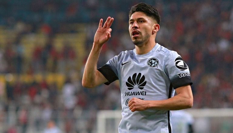 Oribe Peralta celebra un gol visitendo el uniforme gris de América