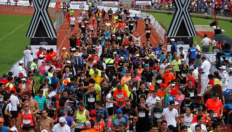 Corredores, cruzando la meta del Maratón de la CDMX en 2015