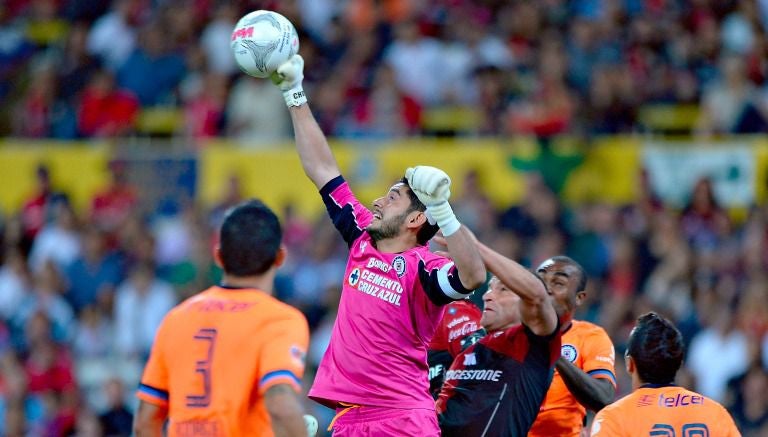 El arquero despeja el balón con los puños